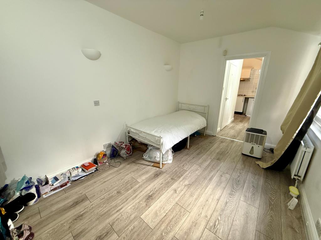 Lot: 82 - MIXED COMMERCIAL AND RESIDENTIAL INVESTMENT - Flat one bedroom/living area